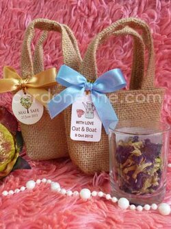 ของชำร่วยชาดอกอัญชันใส่แก้วและถุงกระสอบ