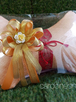 หมอนรับไหว้ใบชา