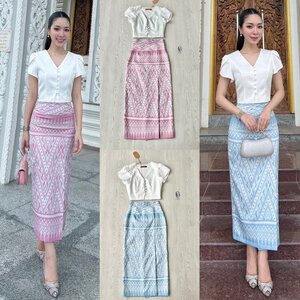 ชุดเซทแฟชั่น ชุดไทยสองชิ้นผ้าถุงเป็นผ้าพิมพ์ลายเกรดพรีเมี่ยม มีด้วยกันสองสีนะคะ สีฟ้าและสีชมพู