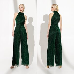 จั๊มสูทแฟชั่น จั๊มสูทเสื้อคอตั้งแขนกุด กางเกงขากระบอกกว้าง ทำจากผ้าราเม่อัดพลีท ผสมดิ้นเมทัลลิก