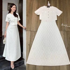 ชุดเซทแฟชั่น set เสื้อผ้าพื้นคอกลมแขนสั้นติดโบว์กระดุมเพชรด้านหน้า + กระโปรงยาวเพชร
