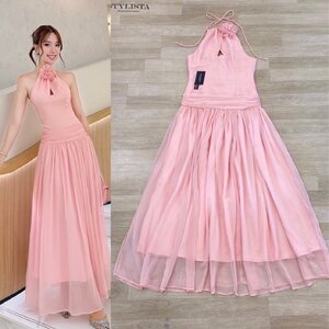 เดรสแฟชั่น เดรสยาวโทนพีชหวาน ดีไซน์เก็บเอว พร้อมดอกกุหลาบคอผูกสุดละมุน