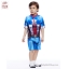 "( For Kids ) Swimsuit for Boys ชุดว่ายน้ำเด็กผู้ชาย Captain America - The Avengers บอดี้สูทเสื้อแขนสั้น กางเกงขาสั้น ซิบหน้า สีน้ำเงิน ลา Captain America เสมือนจริง มาพร้อมหมวกว่ายน้ำและถุงผ้า สุดเท่ห์ ใส่สบาย ลิขสิทธิ์แท้